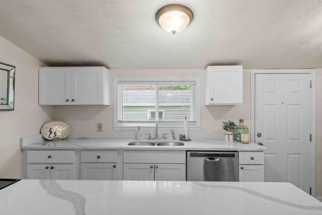 Beach Bungalow - 1 Block To Beach - Pets Welcome! Norfolk Exterior foto